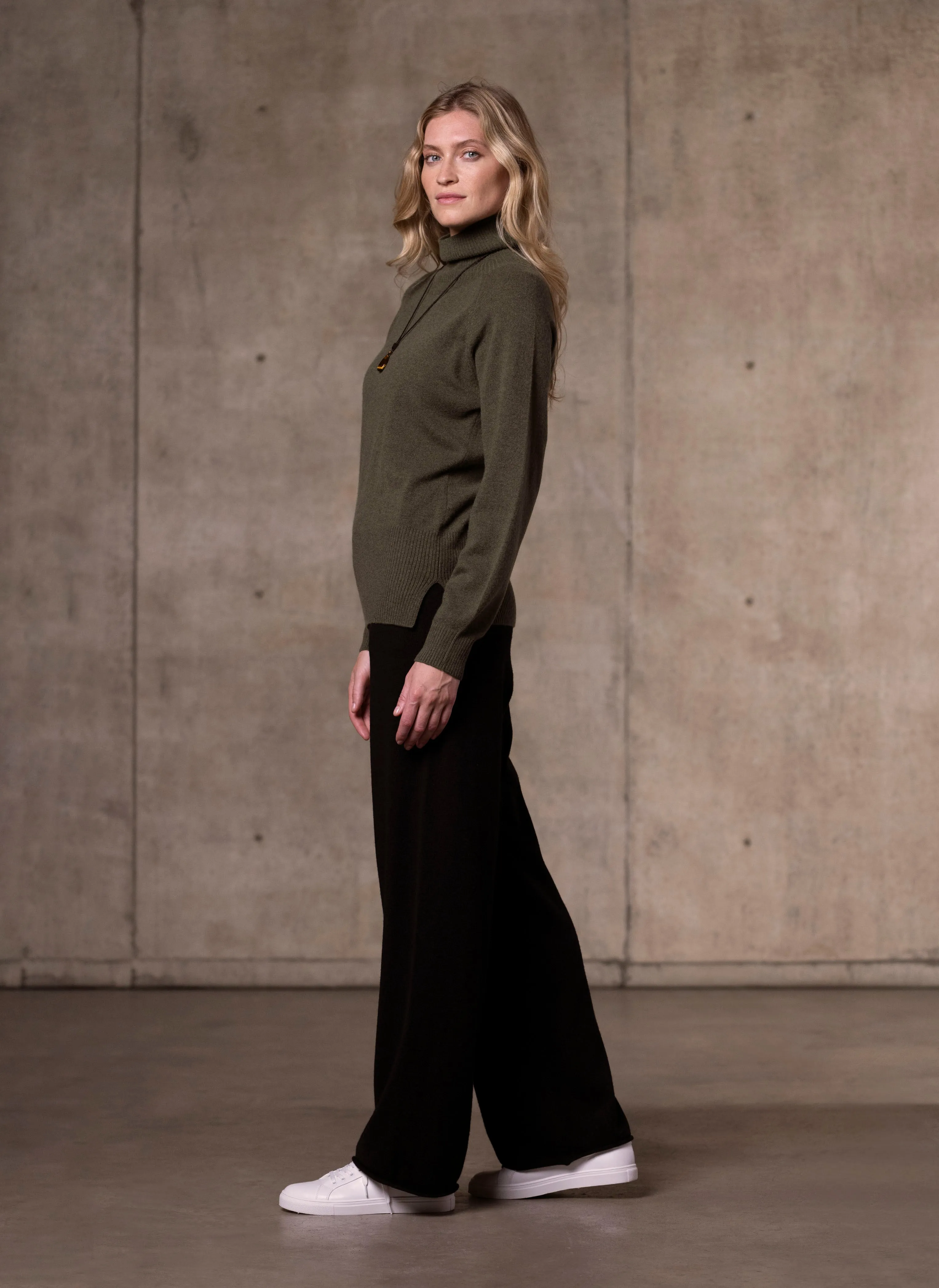 Women's Cinzia Turtle Neck Cashmere Sweater in Olive
